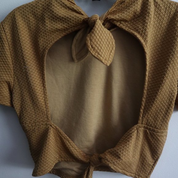 URBAN OUTFITTERS Backless Crop Top - Picture 3 of 10